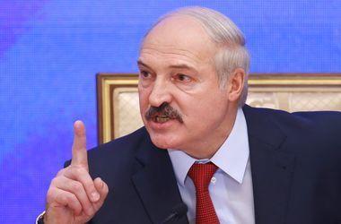 Lukaşenko avtomatla silahlanmasının səbəbini açıqladı